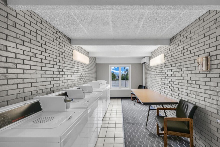 More Photos Of 1907 N Cunningham Ave, Urbana Hotel For Sale