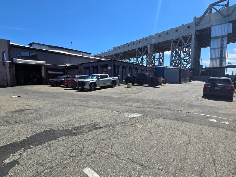More Photos Of 51-69 9th St, Brooklyn Warehouse For Lease