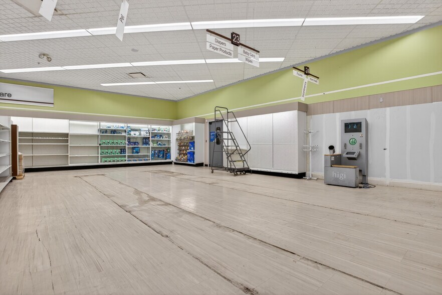 More Photos Of 5627-5699 Chestnut St, Philadelphia Drugstore For Lease