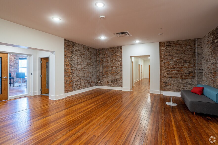 More Photos Of 552 E Market St, Louisville Office For Lease