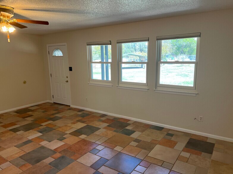 More Photos Of 16001 Awalt Dr, Austin Office For Sale