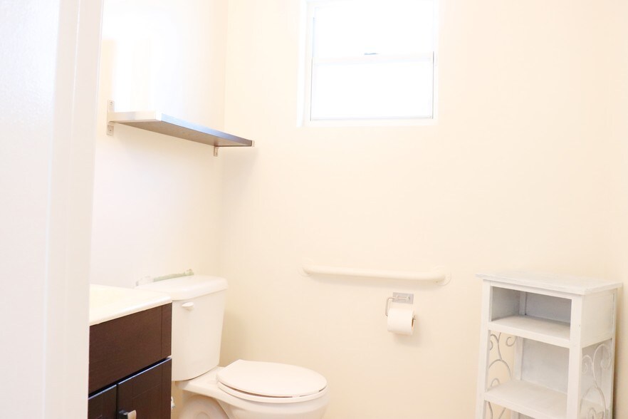 More Photos Of 2441 NW 93rd Ave, Miami Showroom For Sale