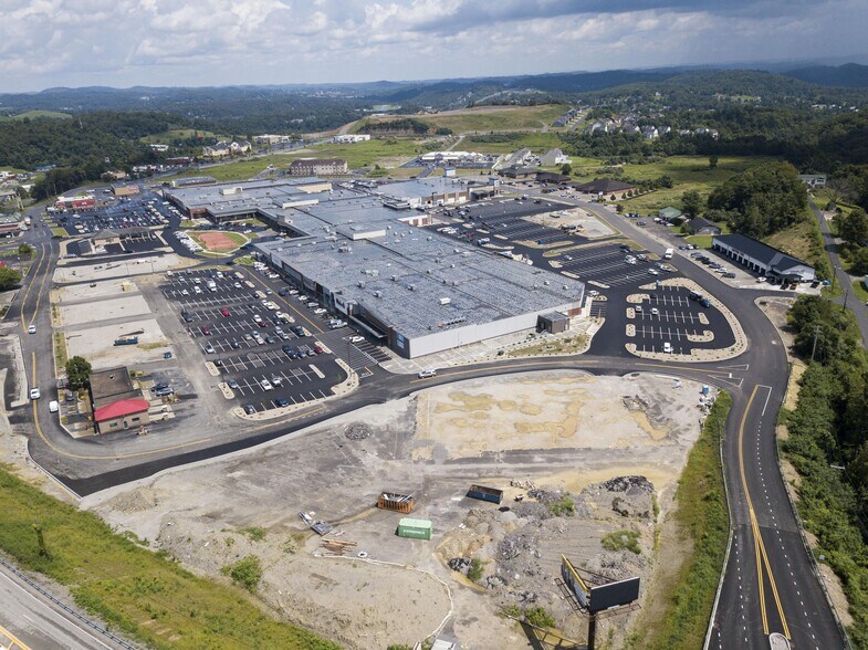 More Photos Of 2600 Middletown Commons, White Hall Storefront For Lease