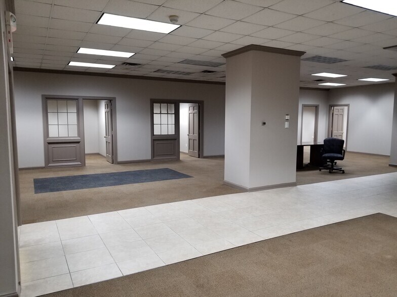 More Photos Of 49 Public Sq, Shelbyville Office For Sale