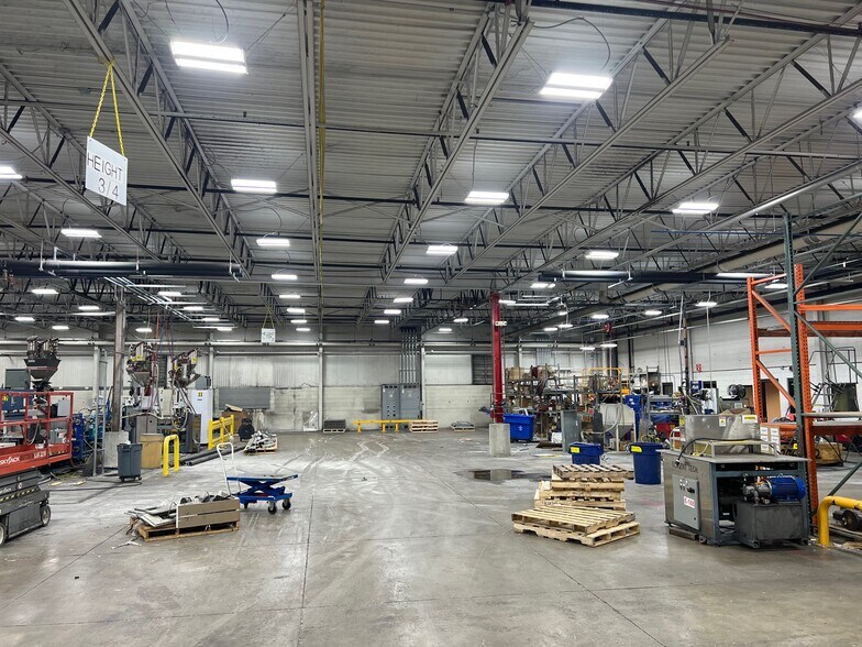 More Photos Of 220 Poplar Pl, North Aurora Warehouse For Lease