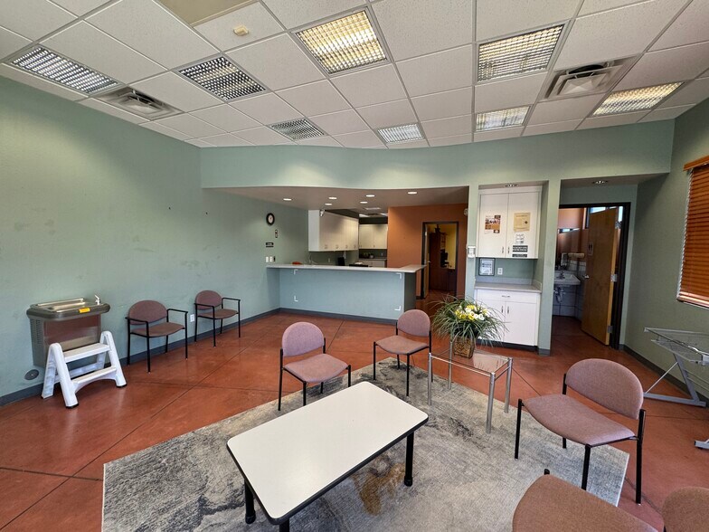 More Photos Of 801 N Wilmot Rd, Tucson Office For Sale