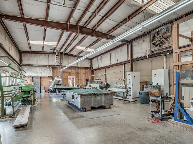 More Photos Of 3730-3732 N MacArthur Blvd, Warr Acres Showroom For Sale