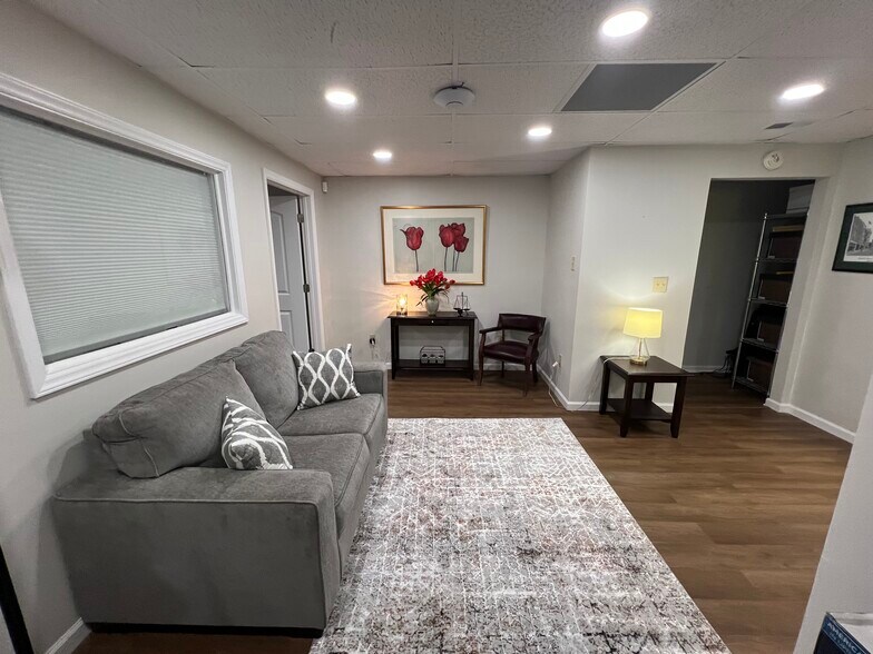 More Photos Of 1522 Oakhurst Dr, Charleston Office For Sale