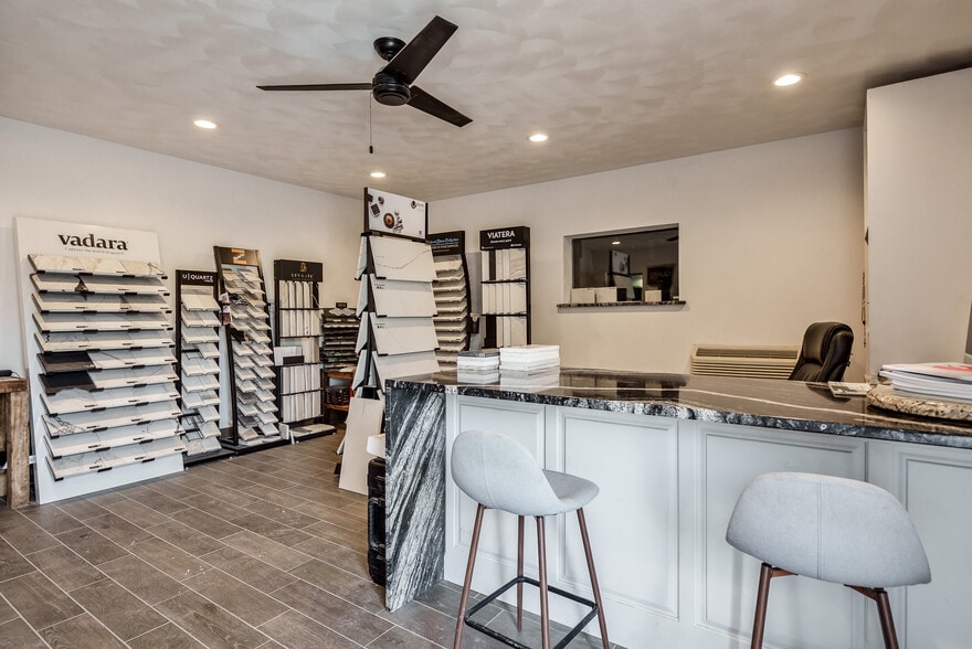 More Photos Of 208-210 Kishwaukee St, Rockford Light Distribution For Sale