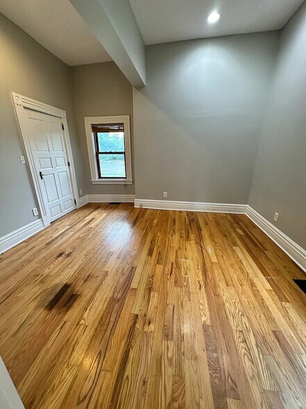 More Photos Of 152 E Fourth St, Lexington Apartments For Sale