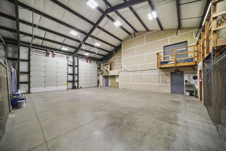 More Photos Of 128 Oyster Bay Ave, Bremerton Industrial For Lease