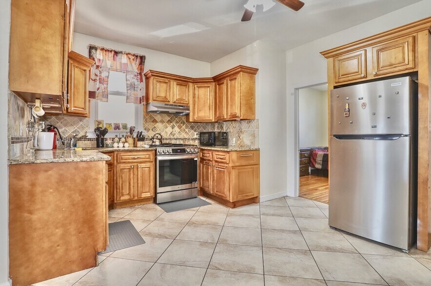 More Photos Of 71 Honiss St, Belleville Apartments For Sale