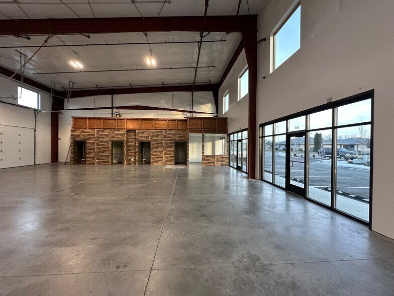 More Photos Of 8804 W Victoria Ave, Kennewick Showroom For Lease