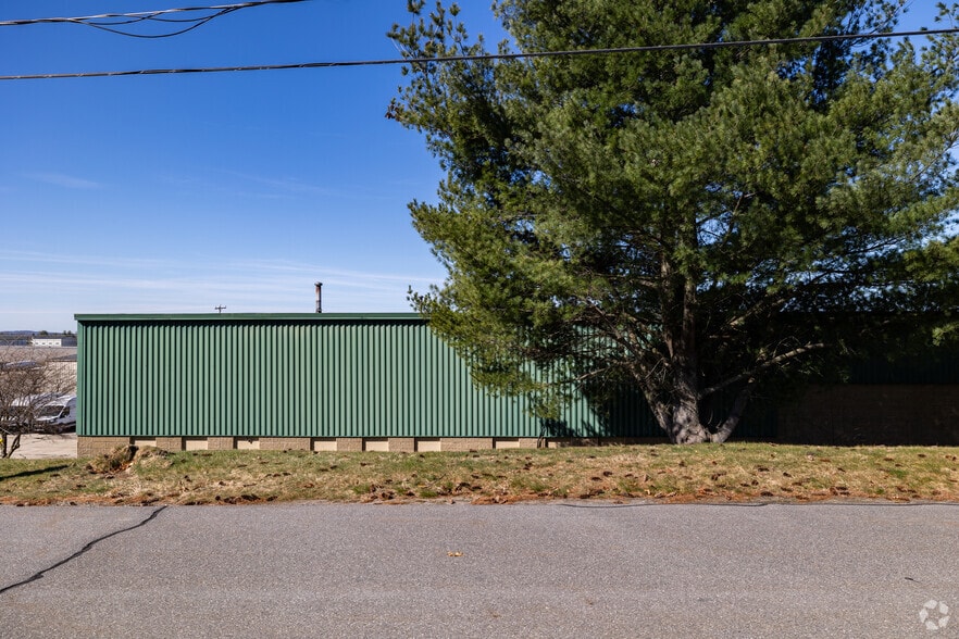 More Photos Of 15-17 Tinker Ave, Londonderry Warehouse For Lease