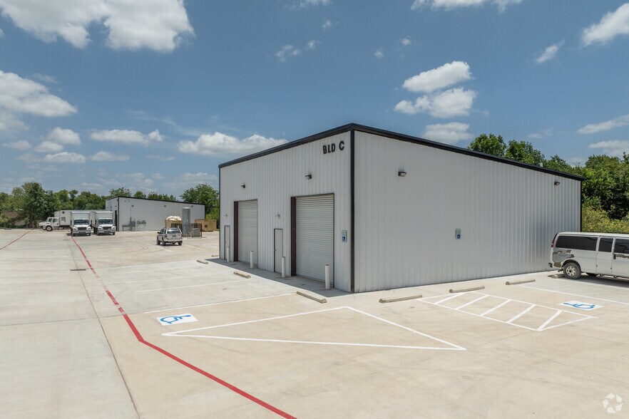 More Photos Of 10115 Belknap Rd, Sugar Land Warehouse For Lease
