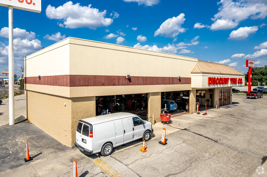 Primary Photo Of 7954 N IH 35, San Antonio Auto Repair For Lease