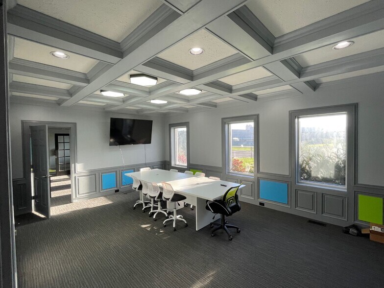 More Photos Of 6051 S Indianapolis Rd, Whitestown Office For Lease