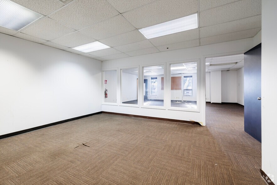 More Photos Of 2325 Rue Dandurand, Montréal Warehouse For Lease