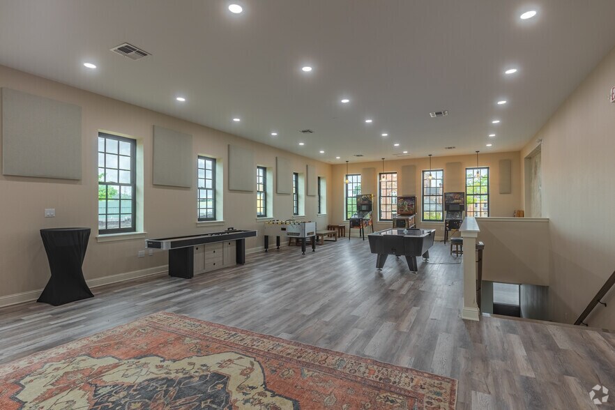 More Photos Of 117 San Augustine St, Center Office For Sale