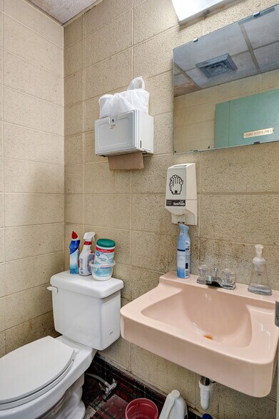 More Photos Of 532 E Walnut St, Springfield Freestanding For Sale