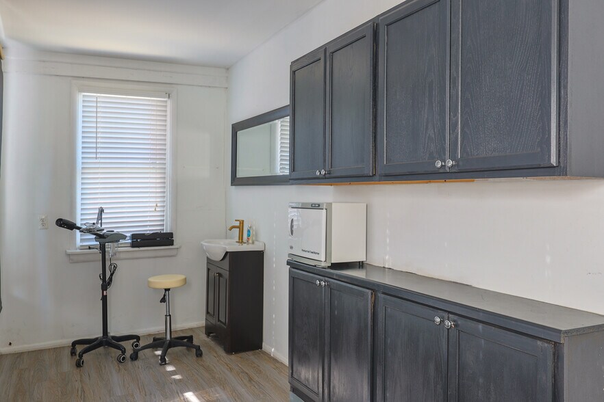 More Photos Of 1019 Berryville Ave, Winchester Storefront Retail Residential For Sale