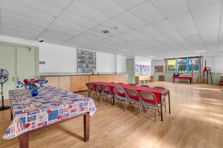 More Photos Of 61 Main St, Unionville Office For Sale