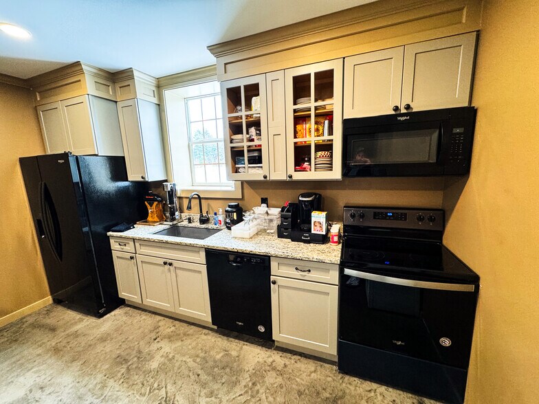 More Photos Of 4 Nora Ln, Pomfret Warehouse For Sale