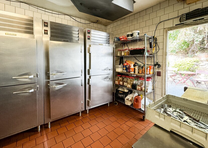 More Photos Of 337 N Liberty Dr, Tomkins Cove Restaurant For Sale