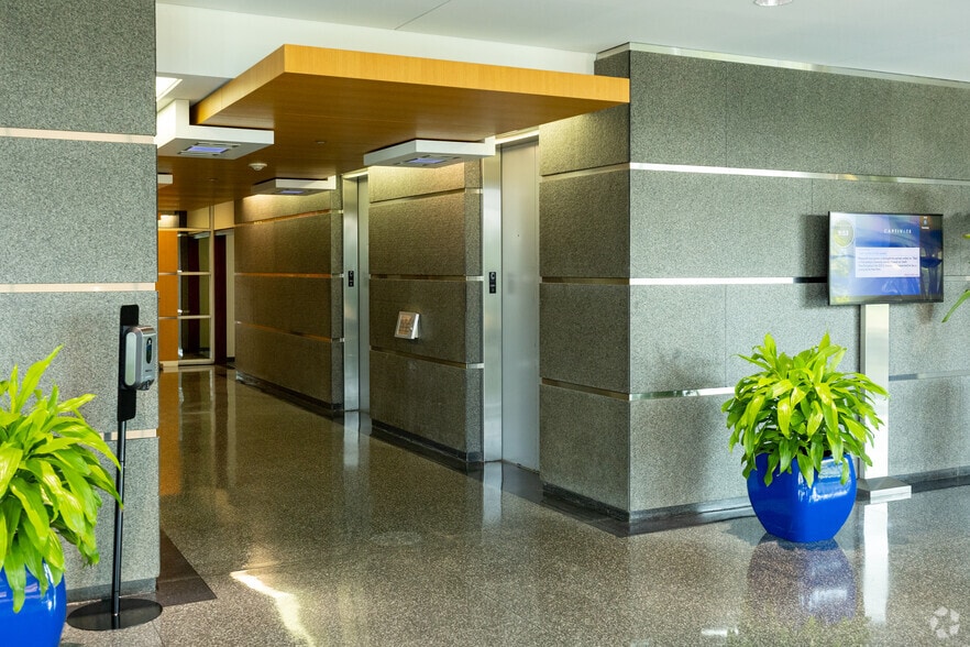 More Photos Of 1111 W 22nd St, Oak Brook Office For Lease