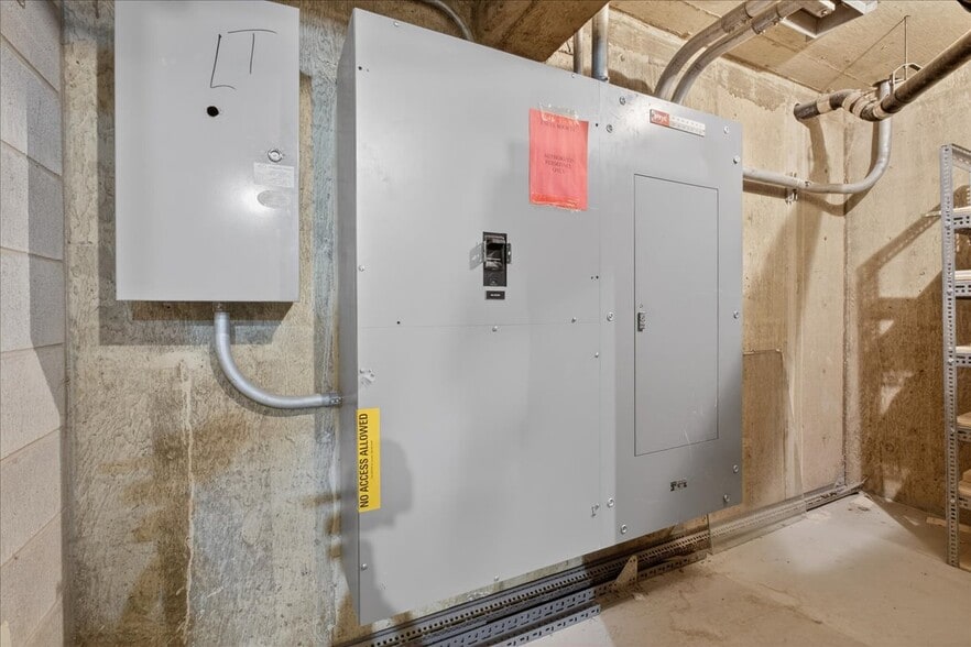 More Photos Of 11831 123 St NW, Edmonton Office For Sale