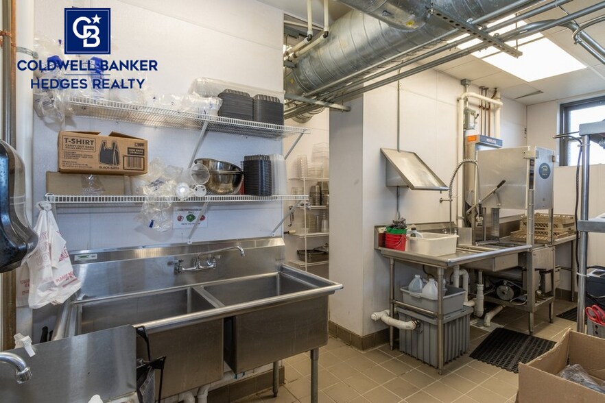 More Photos Of 916 W 9th St, Vinton Specialty For Sale