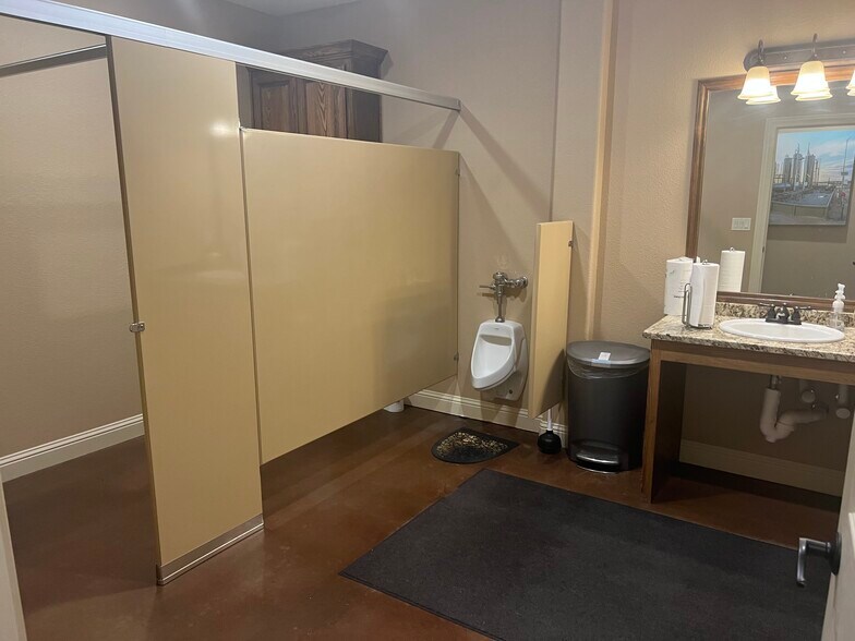 More Photos Of 6413 N State Highway 349, Midland Warehouse For Lease