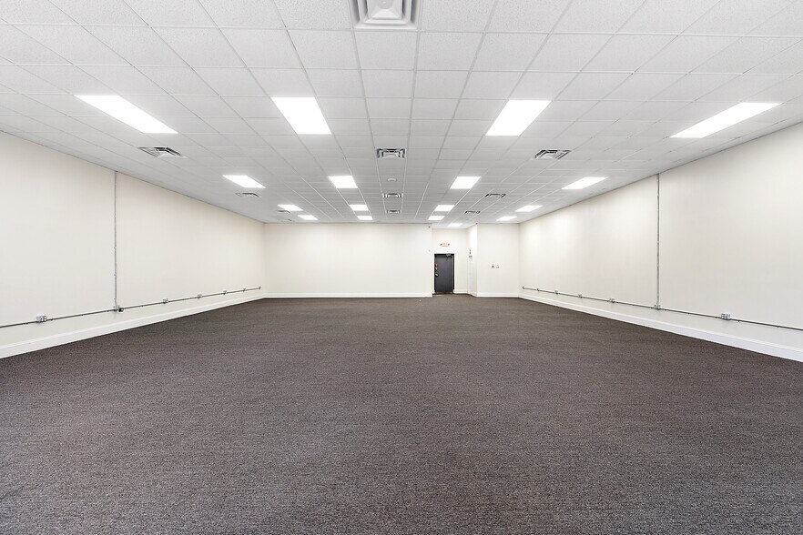 More Photos Of 10840-10850 W 9 Mile Rd, Oak Park Freestanding For Lease