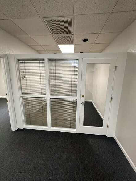 More Photos Of 113 W Hoover Ave, Mesa Warehouse For Lease