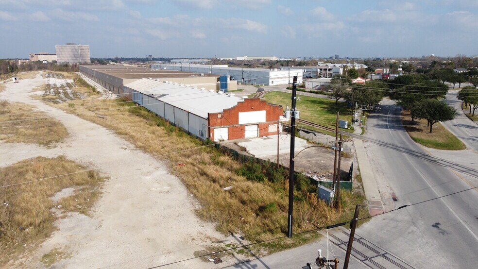 More Photos Of 3229 Navigation Blvd, Houston Warehouse For Sale