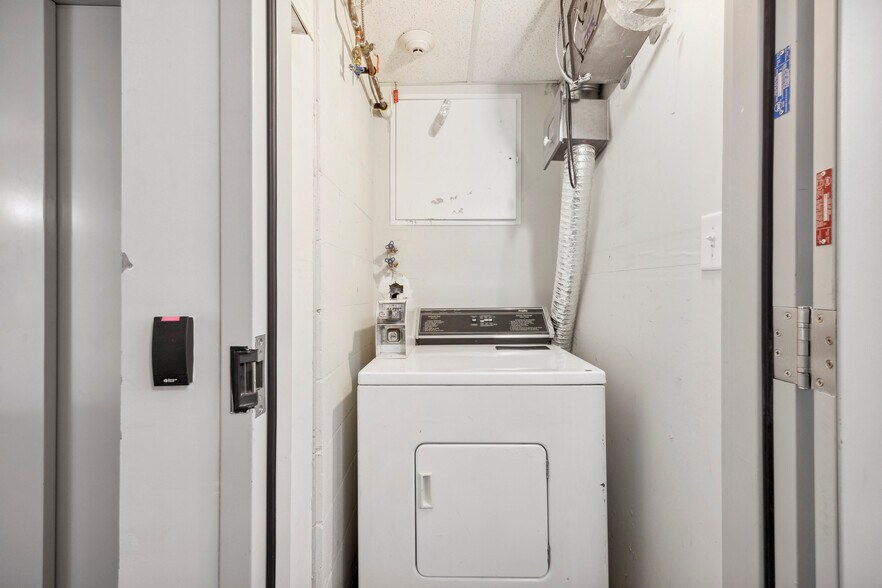 More Photos Of 335 College St, Toronto Apartments For Sale