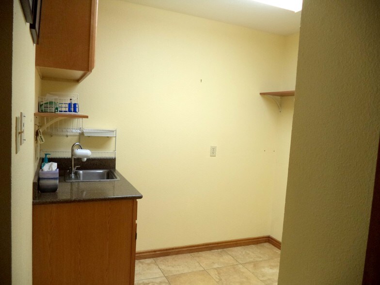 More Photos Of 515 N King St, Seguin Medical For Sale