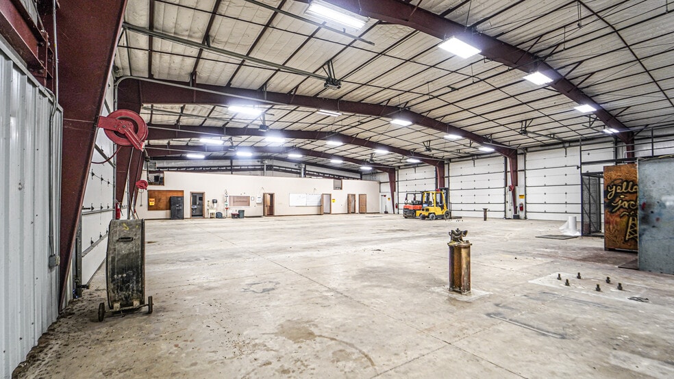 More Photos Of 5500 SW Moody St, Victoria Manufacturing For Sale