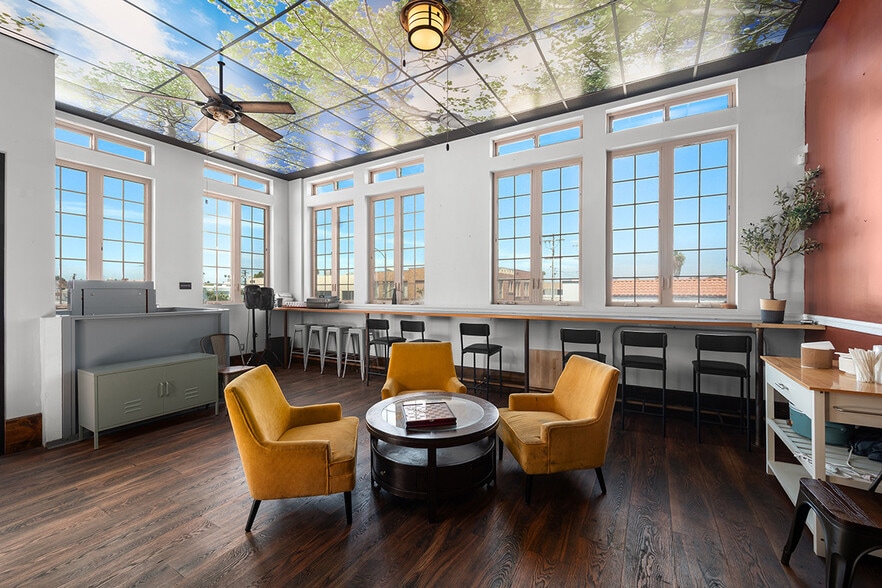 More Photos Of 4727 University Ave, San Diego Restaurant For Sale
