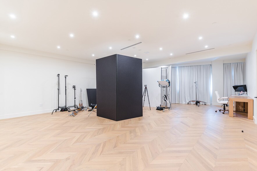 More Photos Of 2211 W Burbank Blvd, Burbank Office For Sale