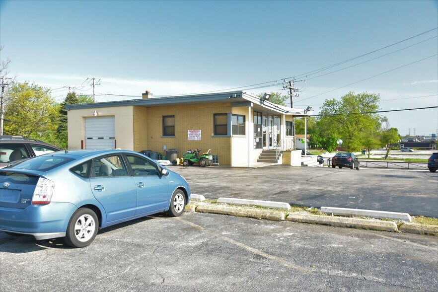 More Photos Of 18000 Torrence Ave, Lansing Convenience Store For Sale