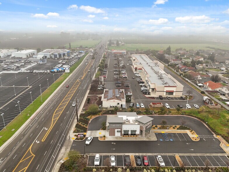 More Photos Of 1377 W El Monte Way, Dinuba Restaurant For Lease