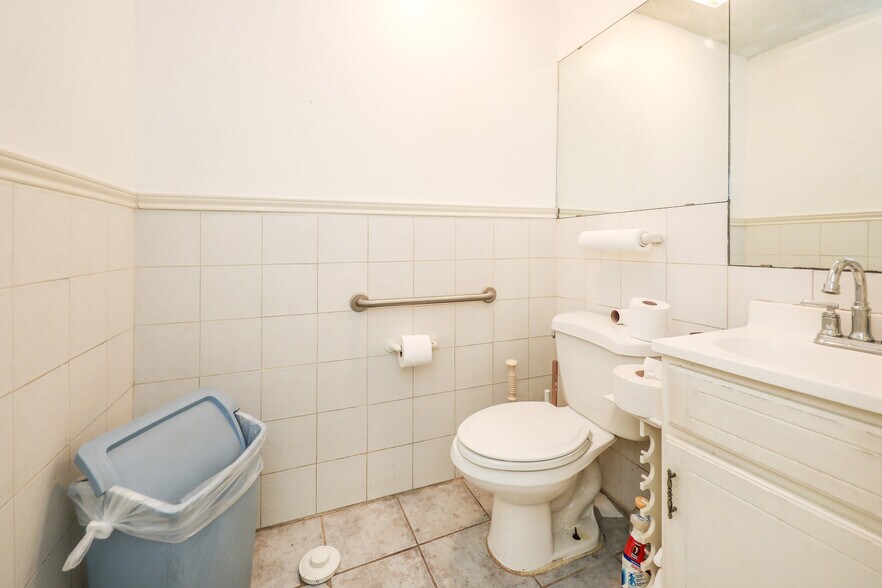 More Photos Of 1019 San Bernardo Ave, Laredo Office For Sale