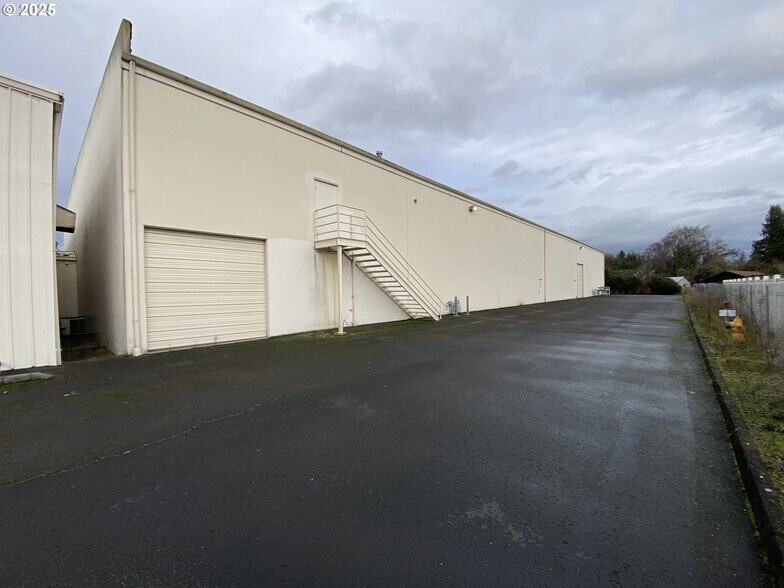 More Photos Of 1400 Atlantic Ave, Woodland Showroom For Sale