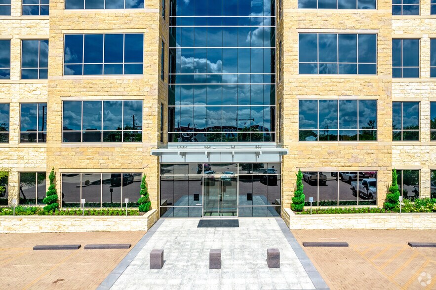 More Photos Of 250 W Nottingham Pl, San Antonio Office For Lease