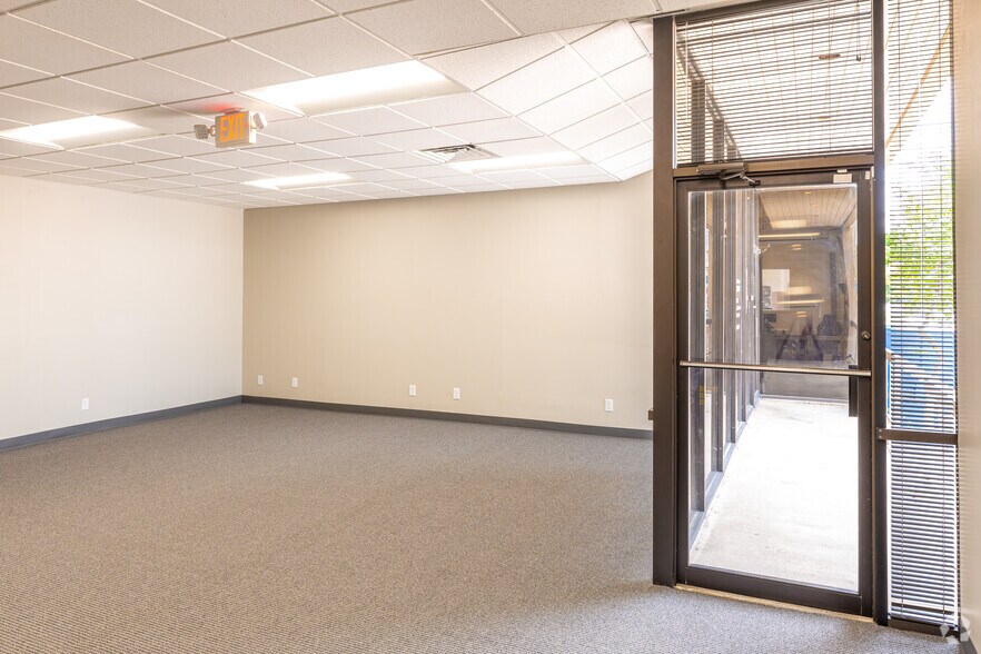 More Photos Of 2515 Willowbrook Rd, Dallas Warehouse For Lease