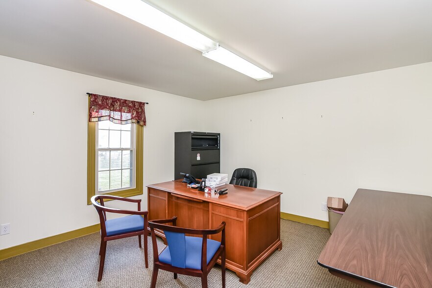 More Photos Of 1900 E Parham Rd, Henrico Office For Sale