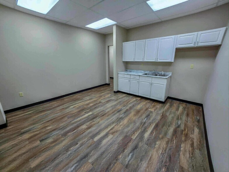 More Photos Of 3135 16th Street Rd, Huntington Office For Lease