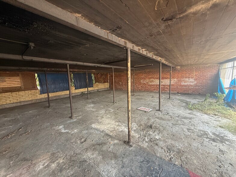 More Photos Of 100 E Upshur Ave, Gladewater Freestanding For Sale