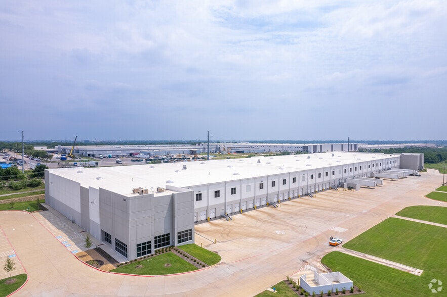 More Photos Of 540 S Town East Blvd, Mesquite Distribution For Lease